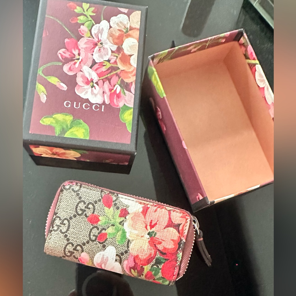 Gucci Gg Supreme Blooms Zip Around Key Case